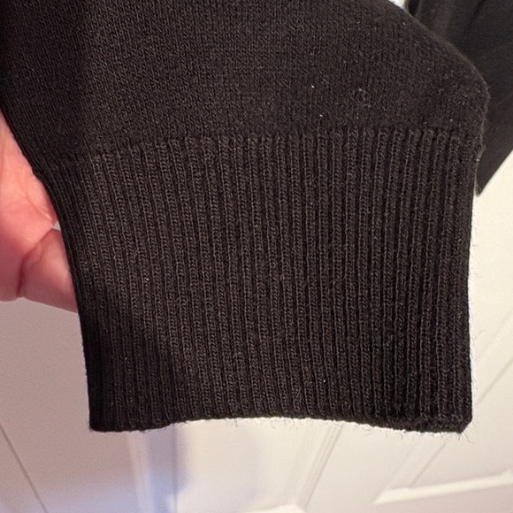 Elegant Black and White V-Neck Cardigan - Picture 3 of 8